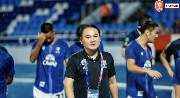 เดือดสุดๆ โค้ชเจี๊ยบ สับยับสนามแย่ แต่ยังให้เตะ เปาจีนพูดไม่รู้เรื่อง